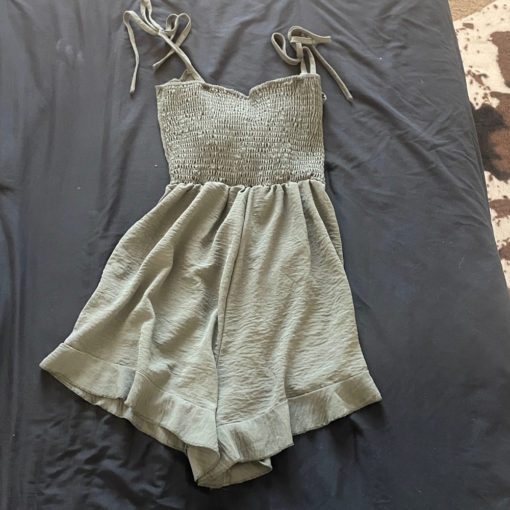 SHEIN Kids Olive Green One Piece Bodysuit